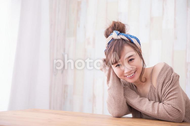 ルームウェアの女性 ルームウェアの女性 女性,笑顔,ステイホームの写真素材