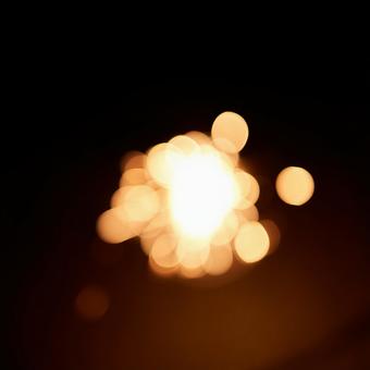 黒背景溢れ出る温かみのある光の玉イメージ 黒背景溢れ出る温かみのある光の玉イメージの写真
