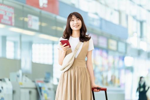 空港でパスポートを持つ旅行中の女性 空港でパスポートを持つ旅行中の女性の写真