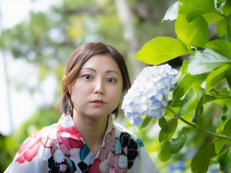 32: A woman in a yukata looking at hydrangeas, JPG 32: A woman in a yukata looking at hydrangeas, JPG