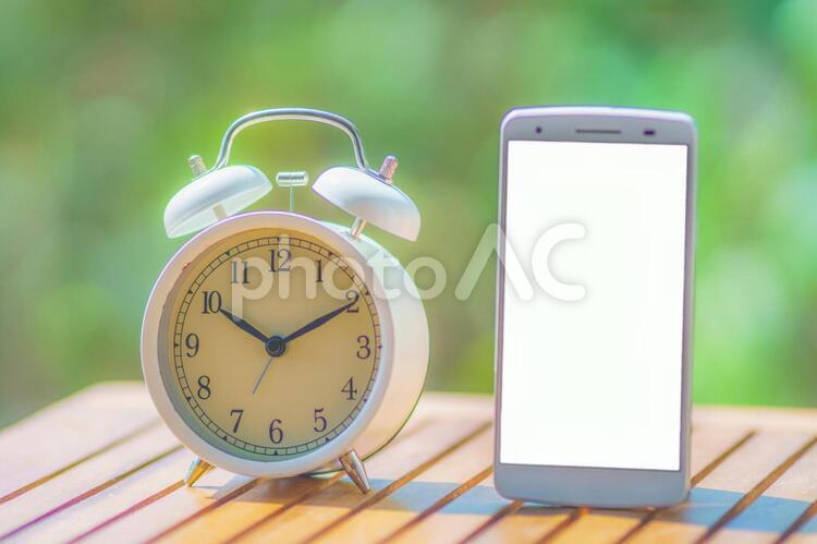 スマートフォンと目覚まし時計 スマホ,スマートフォン,時計の写真素材