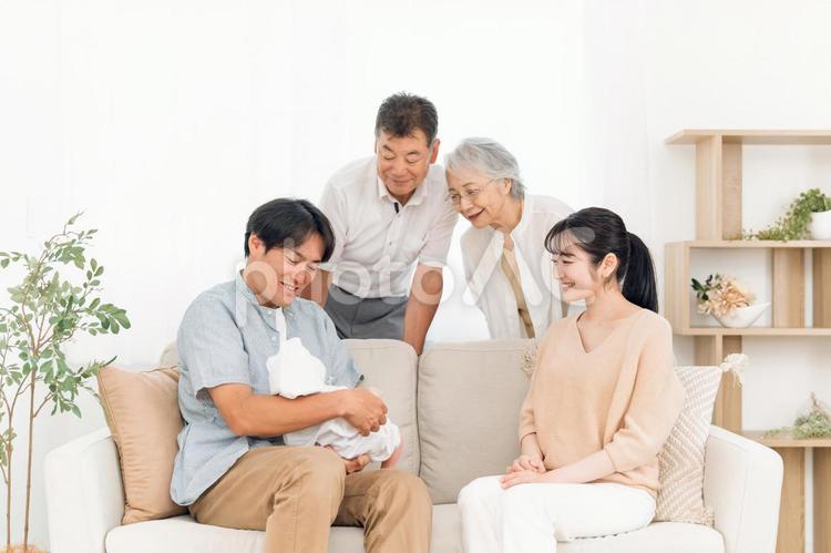 老夫婦と若い夫婦（里帰り出産） 家族,三世代家族,孫の写真素材