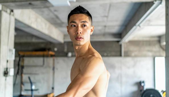 男性トレーニーの筋トレ 男性トレーニーの筋トレの写真
