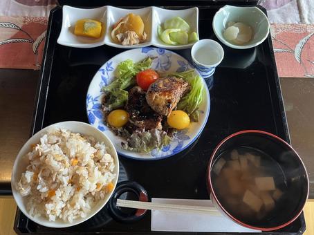ランチ ランチ ランチ,ハンバーグ,トマトの写真素材