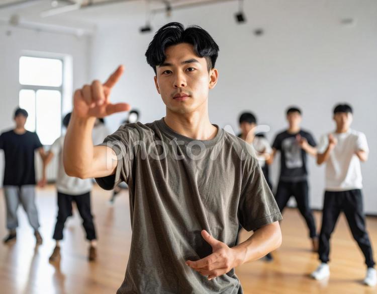 ダンスの練習をする男性 男性,踊る,ダンスの写真素材