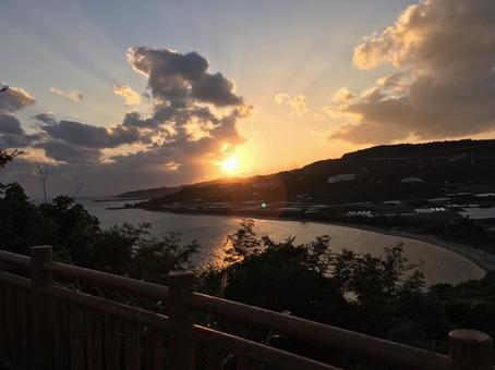 高台からの夕陽と山 風景,夕陽,反射の写真素材