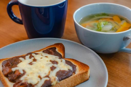 朝食のチーズトーストとスープ 朝食のチーズトーストとスープの写真
