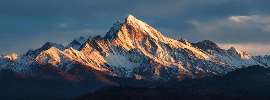 雪山を染める夕暮れの光:壮大な自然の風景 雪山を染める夕暮れの光:壮大な自然の風景の写真