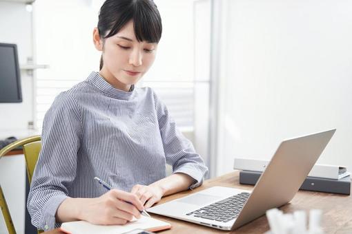 Business woman working from home in plain clothes, travailler à la maison, le télétravail, accueil, JPG