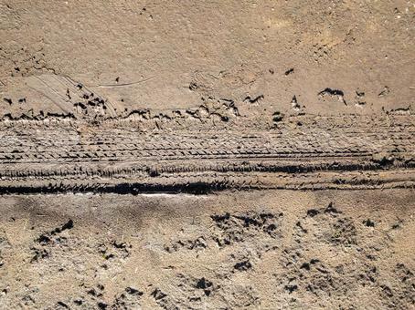 土についたタイヤ跡 地面,土,泥の写真素材