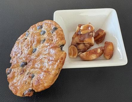 からめる黒糖ピーナッツと醤油丸大豆煎餅 コーヒータイム,コーヒーブレイク,コーヒーの写真素材