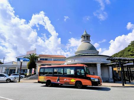 道の駅、宍喰温泉に停まるDMV 道の駅、宍喰温泉に停まるDMVの写真
