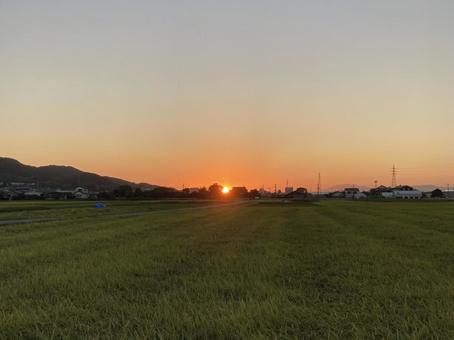 秋晴れの日の夕日 秋晴れの日の夕日 秋晴れ,夕日,夕焼けの写真素材