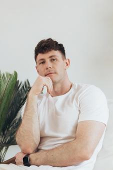 顎に手をやるカメラ目線の男性 男性,外国人,欧米人の写真素材