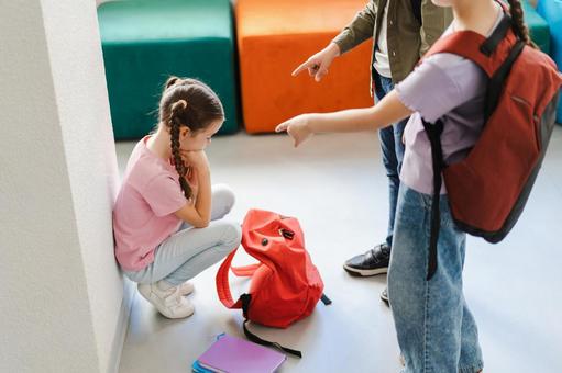 女の子を指さしていじめる様子 女の子,リュック,ノートの写真素材