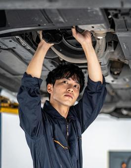 働く人・自動車整備工場の若者 働く人・自動車整備工場の若者の写真
