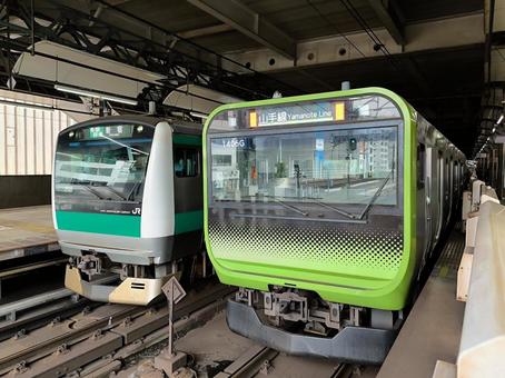 埼京線と山手線の車両、恵比寿駅 埼京線と山手線の車両、恵比寿駅 jr,jr東日本,山手線の写真素材