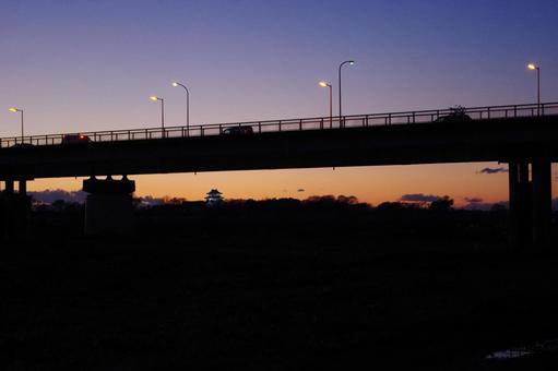 夕暮れの橋梁の写真