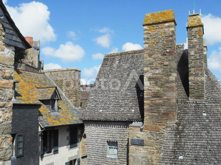 フランス　青空と世界遺産モンサンミッシェルの街並み 待ち受け,街並み,外観の写真素材