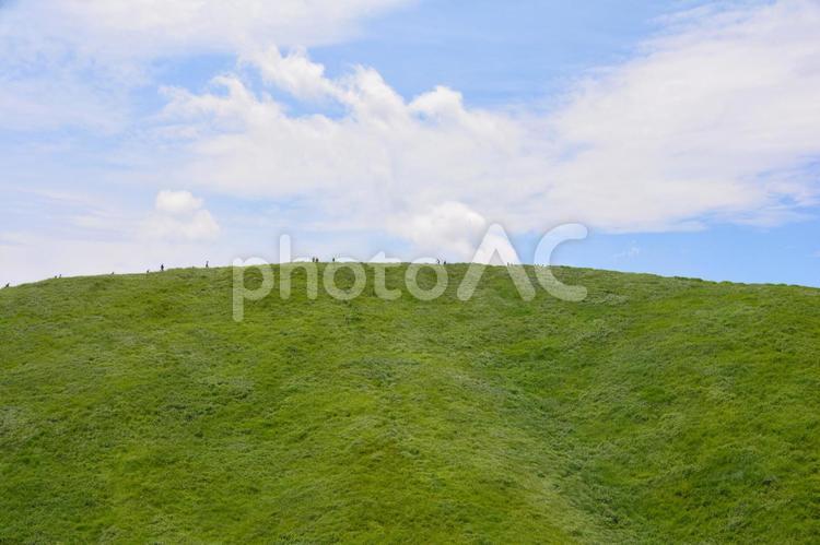 夏の大室山の山頂を歩く人たち 大室山,山頂,空の写真素材