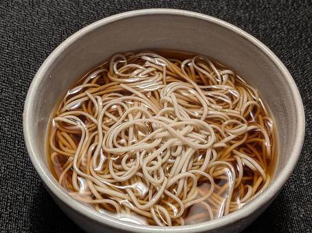 霜降過ぎのオフの朝に自宅で食べたかけそば 蕎麦,干しそば,乾麺の写真素材