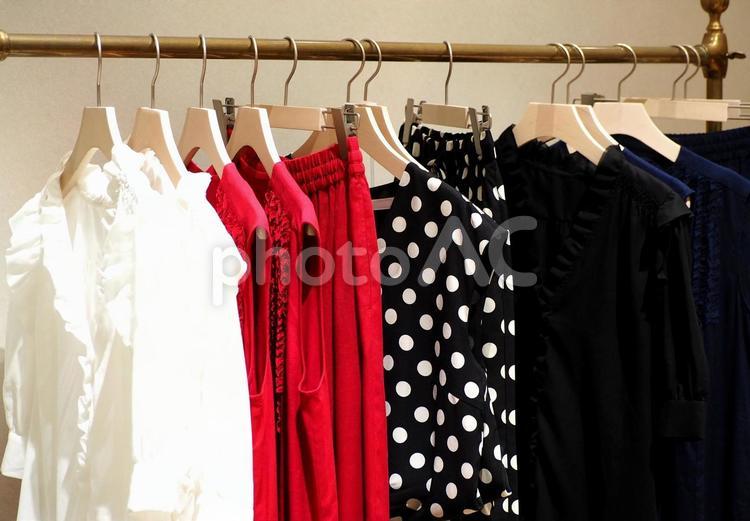 ハンガーにかけたモダンでお洒落な洋服画像 ハンガー,洋服,レディースの写真素材