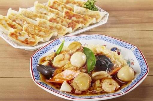 五目あんかけチャーハンと餃子 五目あんかけチャーハンと餃子 五目あんかけチャーハン,餃子,あんかけチャーハンの写真素材