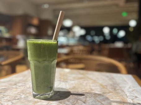 カフェで飲むフレッシュグリーンスムージー グリーンスムージー,スムージー,ドリンクの写真素材