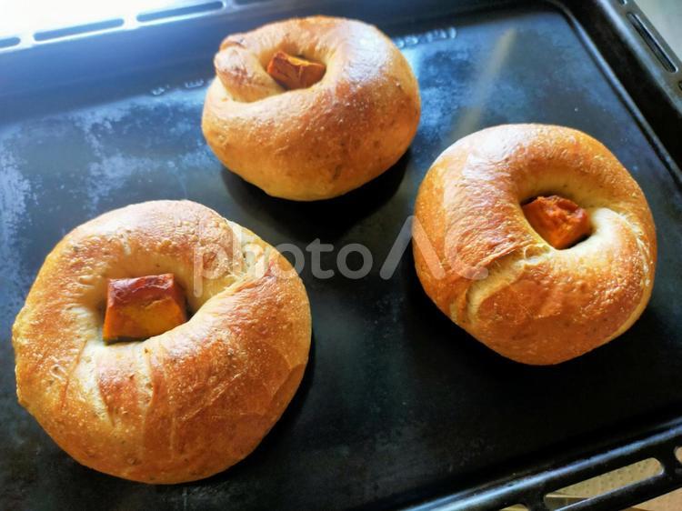 焼き立てのベーグル ベーグル,手作り,ホームメイドの写真素材