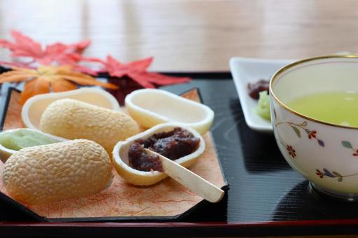 繭の形をした最中と緑茶 繭の形をした最中と緑茶 もなか,和スイーツ,和菓子の写真素材