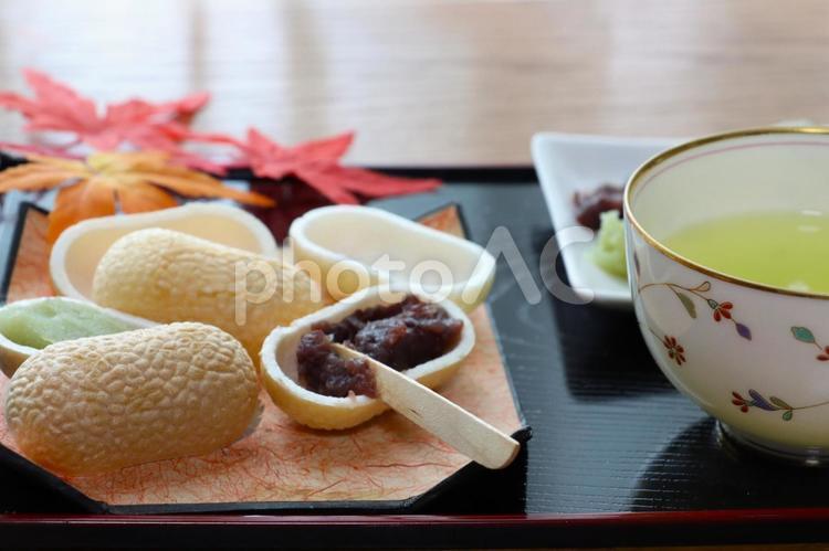 繭の形をした最中と緑茶 もなか,和スイーツ,和菓子の写真素材