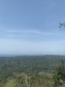 緑の山並みと海が続く雄大な風景 緑の山並みと海が続く雄大な風景の写真