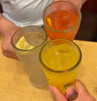 カラフルな3色のドリンクで乾杯 カラフルな3色のドリンクで乾杯 乾杯,ドリンク,居酒屋の写真素材