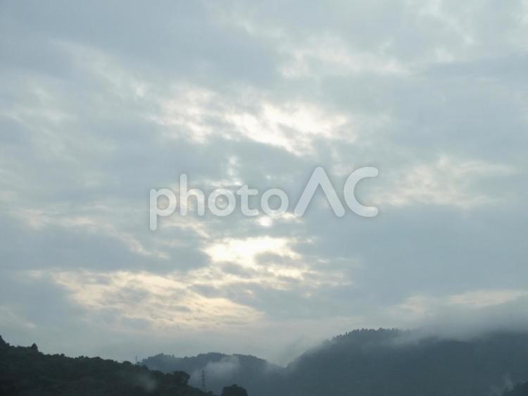 雲がかかる山　光がこぼれる雲の間 太陽,光,日光の写真素材