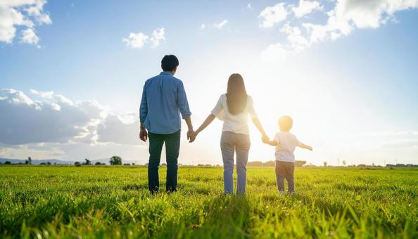 青空と草原の家族(ファミリー)赤ちゃん 青空と草原の家族(ファミリー)赤ちゃんの写真