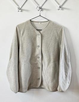 白っぽいフリースのカーディガン フリース,ホワイト,オフホワイトの写真素材