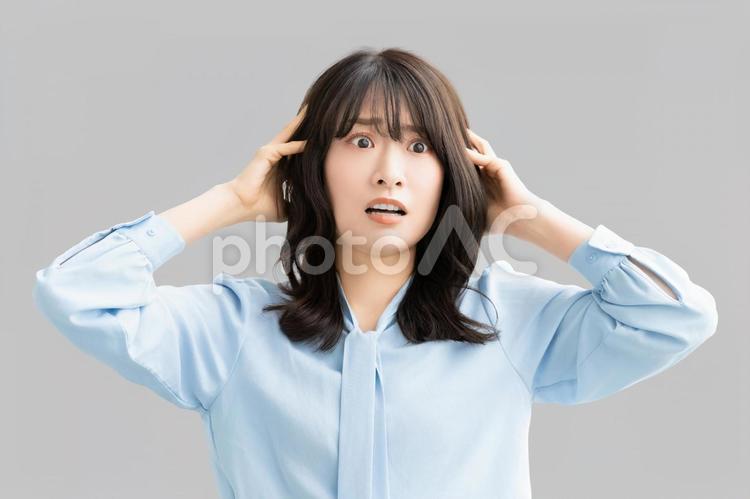 ショックを受ける女性・ビジネスウーマン 女性,困る,ショックの写真素材