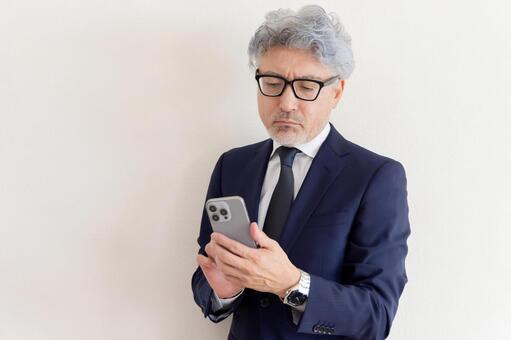 スマートフォンを確認するビジネスマン スマートフォン,ビジネスマン,日本人の写真素材