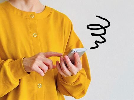 スマホが繋がらなくてイライラする女性 スマホが繋がらなくてイライラする女性の写真