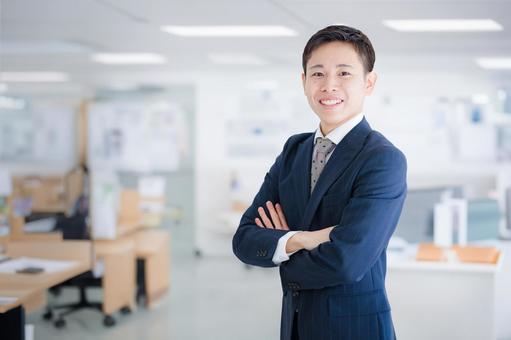 腕組みするビジネスマン 腕組みするビジネスマン 男性,若手,ビジネスマンの写真素材