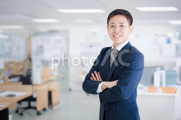 腕組みするビジネスマン 男性,若手,ビジネスマンの写真素材