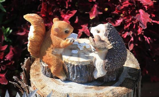 ゲームをする動物の置物/とっとり花回廊 ゲームをする動物の置物/とっとり花回廊 動物,置物,リスの写真素材