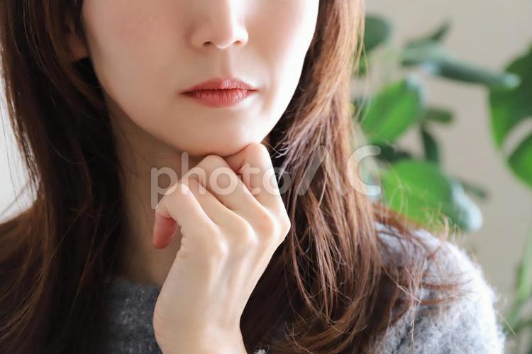 思い悩む女性 悩む,悩み,考えるの写真素材
