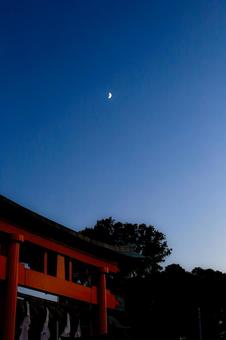 神社に月の写真