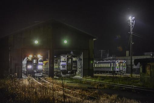 早朝倶知安車庫のキハ201 早朝倶知安車庫のキハ201 キハ201,倶知安車庫,鉄道施設の写真素材