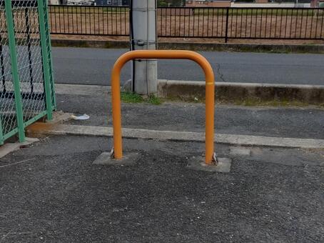 オレンジ色のU字車止め 車止め,アーチ,通行止めの写真素材