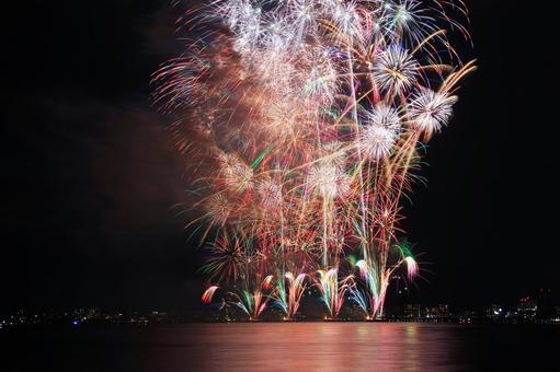 夜空を彩る湖上打ち上げ花火/松江水郷祭 夜空を彩る湖上打ち上げ花火/松江水郷祭の写真