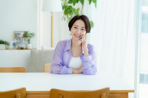 スマホで電話するミドル女性 スマホ,笑顔,女性の写真素材