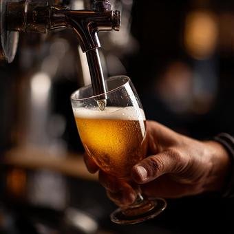 輝くビールが注がれる瞬間のクローズアップ 輝くビールが注がれる瞬間のクローズアップの写真