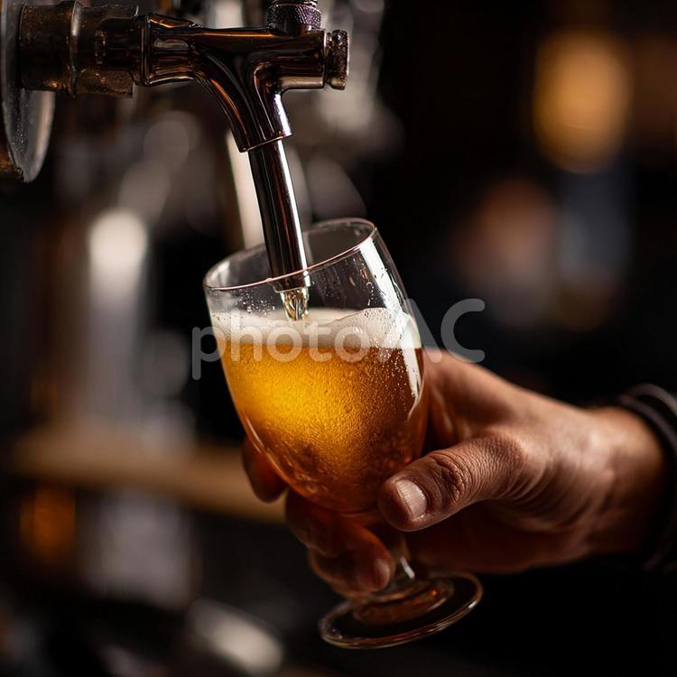 輝くビールが注がれる瞬間のクローズアップ ビール,生ビール,グラスの写真素材